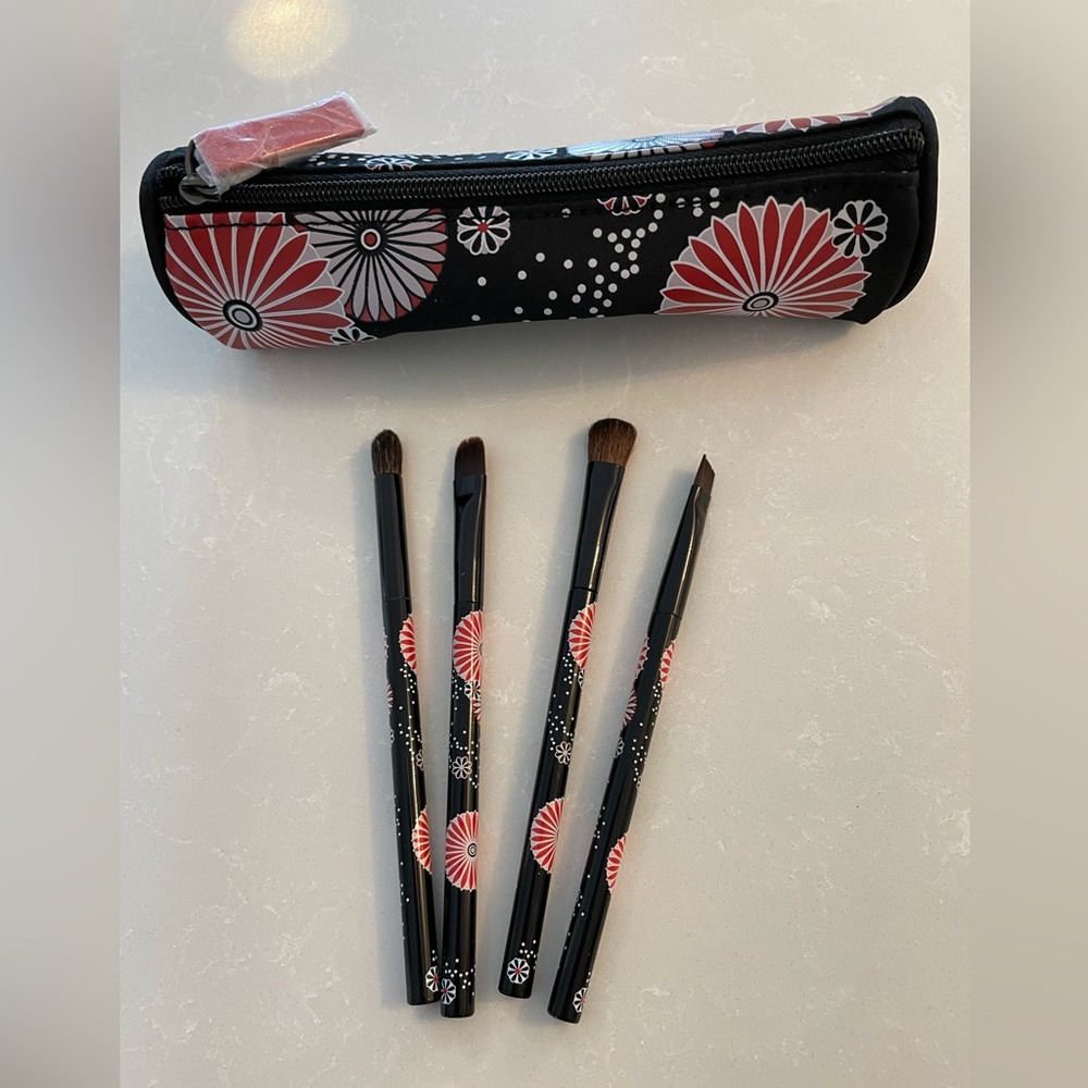 Mini makeup brush set with travel case